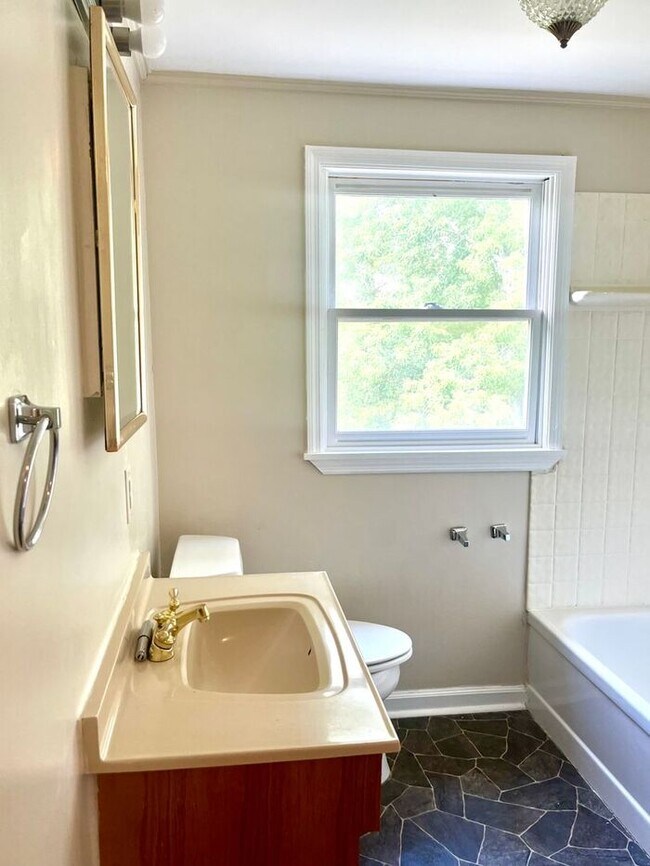 Building Photo - Beautiful 3 Bed 2 Bath w Fire Place/Hardwo...