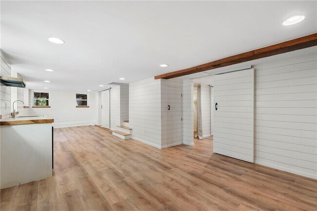 Building Photo - 2512 Brookwood Dr NE