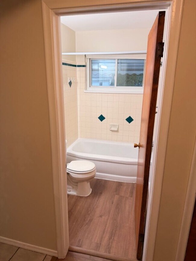 Building Photo - Freshly Transformed 3 Bed Home with Modern Upgrades!