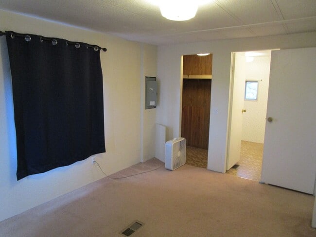 Building Photo - Manufactured Home on Acreage with Cascade Mountain Views! - Available Soon!