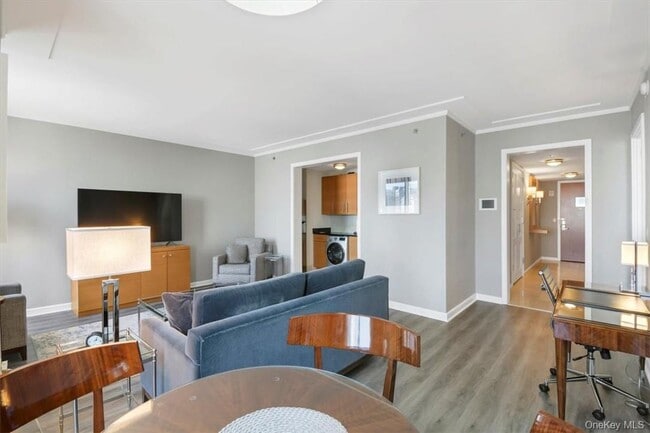 Building Photo - 1 Renaissance Square