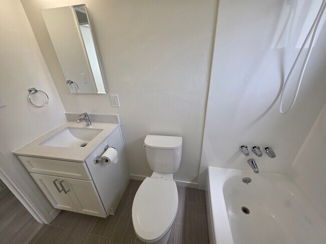 Building Photo - This is a large 2-bdr in a convenient, Fre...