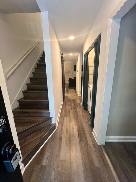 Building Photo - Room in Townhome on Willow Bridge Dr