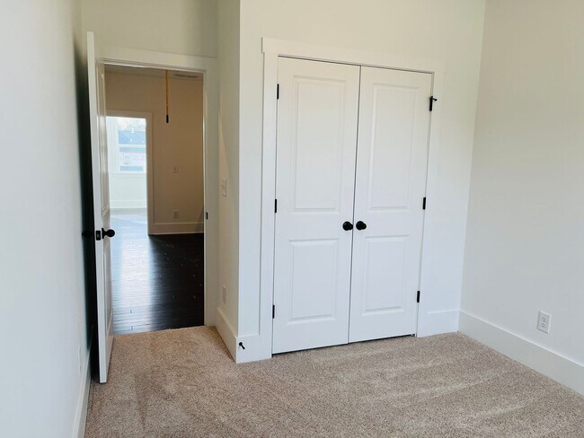 Building Photo - LIKE NEW IN PARK VUE! Townhome located across from Westside Park in Atlanta! MUST SEE!