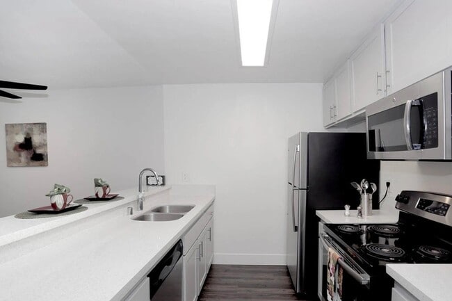 Building Photo - Waverly at Silverlake