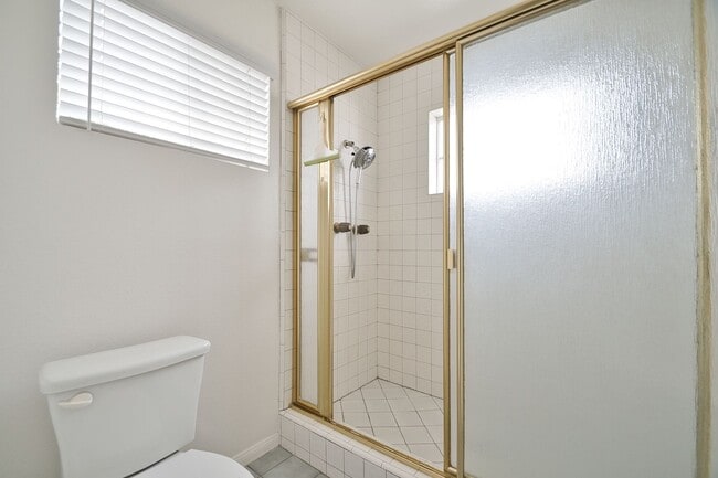 Building Photo - Spacious Four Bedroom Home in Manhattan Beach Hill Section!