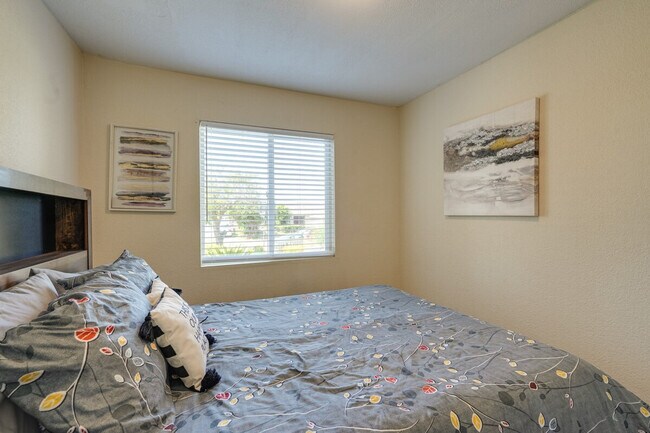 Building Photo - 420 Phoenix Cir