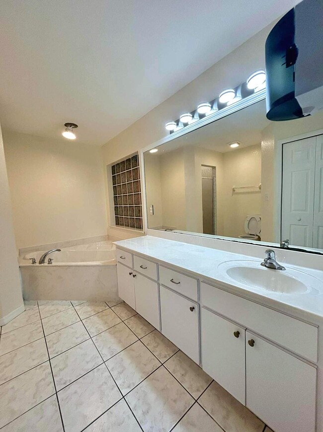Building Photo - 328 W Sugarland Cir