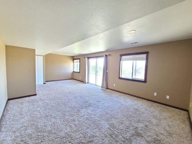 Building Photo - $2,200 -  3 Bed / 2.5 Bath Beautiful Spokane Valley House