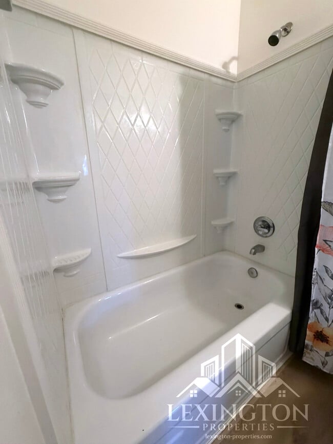 Building Photo - Lovely, 3BD/2BA, Home in Desirable Orangevale Neighborhood, Almond Acres, off Oak Ave. and Hickory!