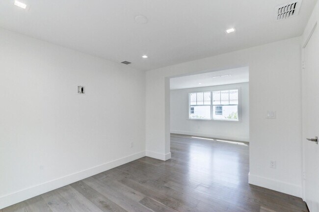 Building Photo - 833 Ardmore Rd