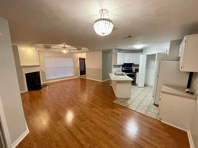 Building Photo - 3 bed 2 bath garden home in Brandon 047