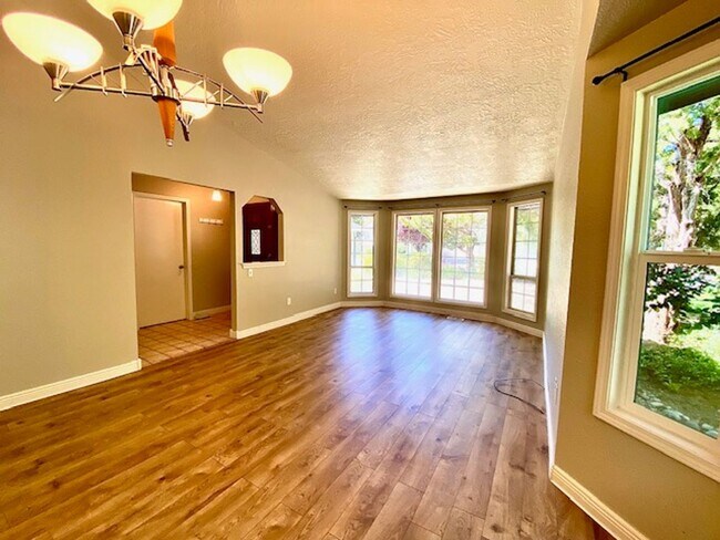 Building Photo - 4 Bedroom 2 bath Home in NW Boise