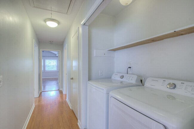 Building Photo - 104 Doral Ct