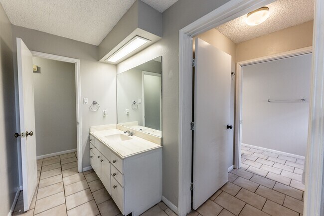 Building Photo - 1914 Rosewood Ln