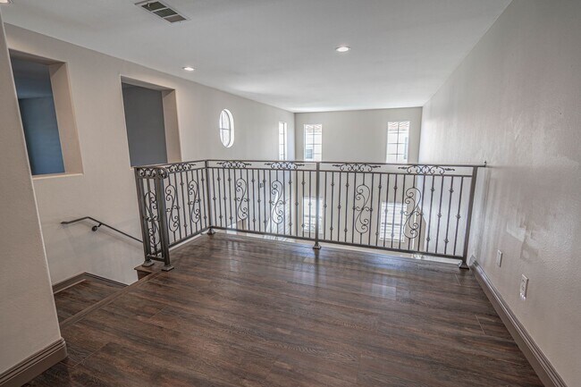 Building Photo - Tesoro Del Valle 4 Bedroom + Loft Home for...