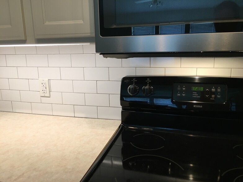 SubwayTile Backsplash - 7556 Arbor Hill Dr
