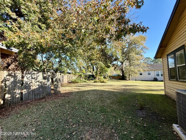 Building Photo - 625 Meteor St