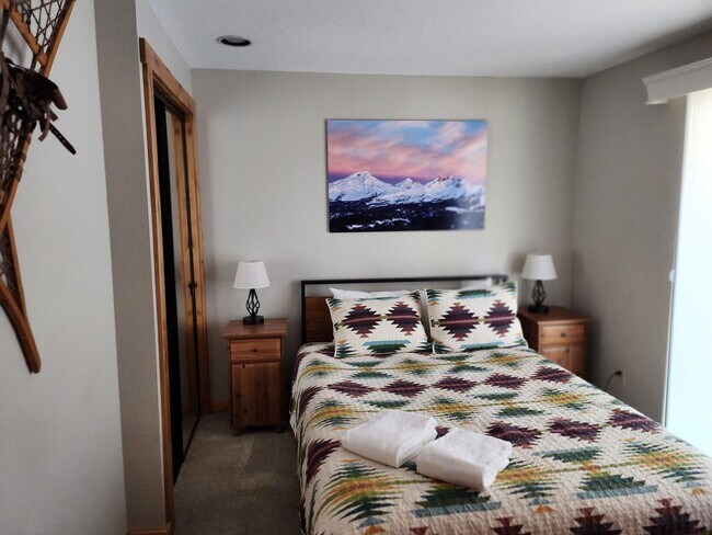 Building Photo - Seasonal Rental - Available through April 30, 2026