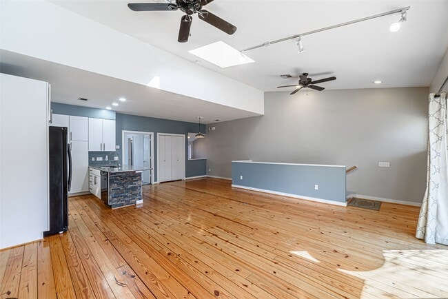 Building Photo - 3 N Ennis St