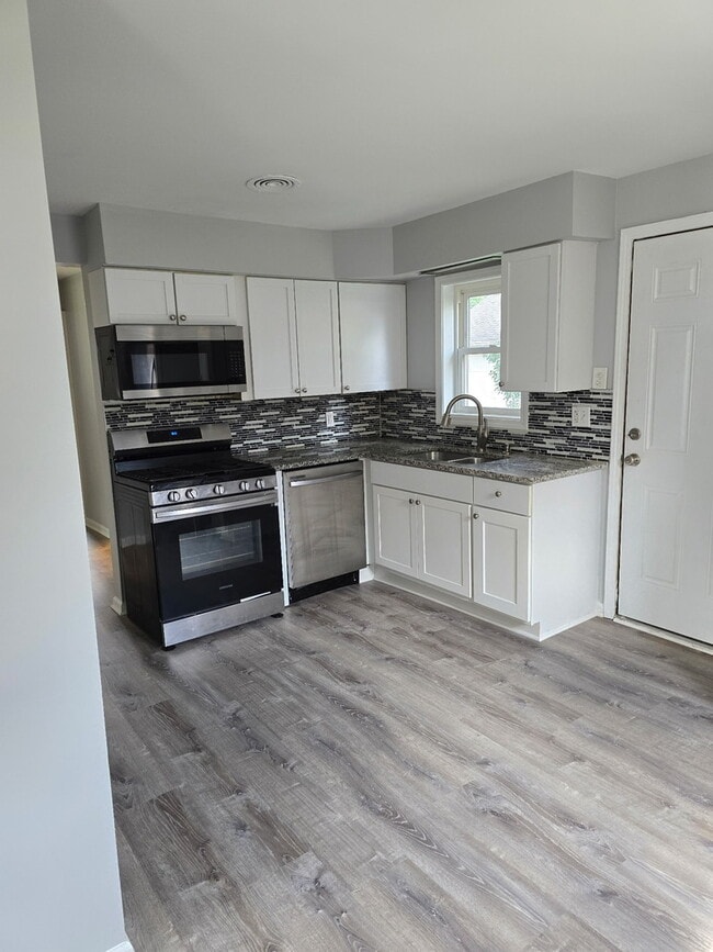 Building Photo - 371 N La Londe Ave