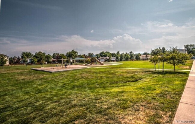 Building Photo - Spacious 3 bedroom home in the heart of Mo...