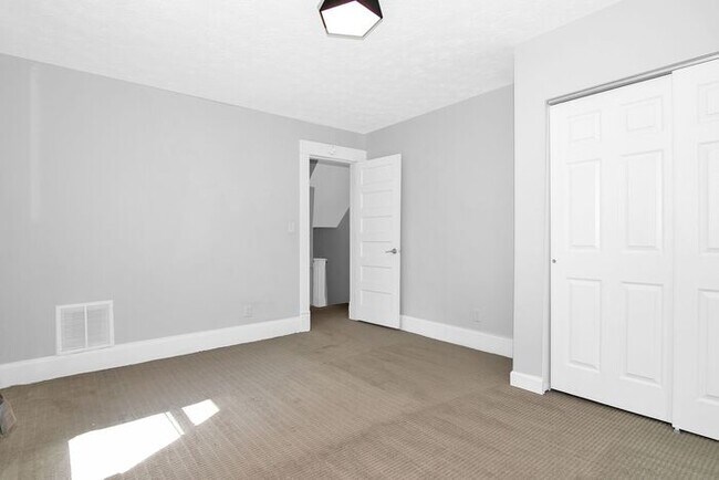 Building Photo - Classic Remodeled Townhome in Windsor Park