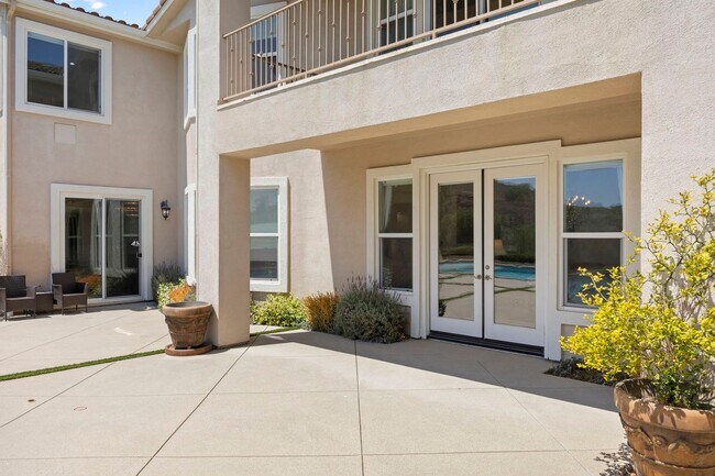 Building Photo - Exquisite Luxury Living in the Moorpark Country Club Estates