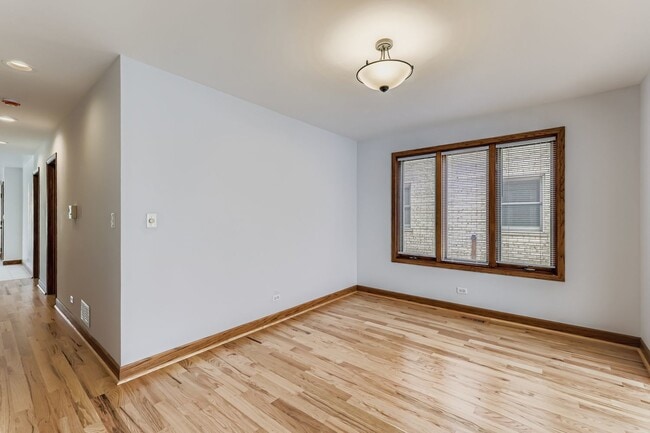 Building Photo - 2550 W Winnemac Ave