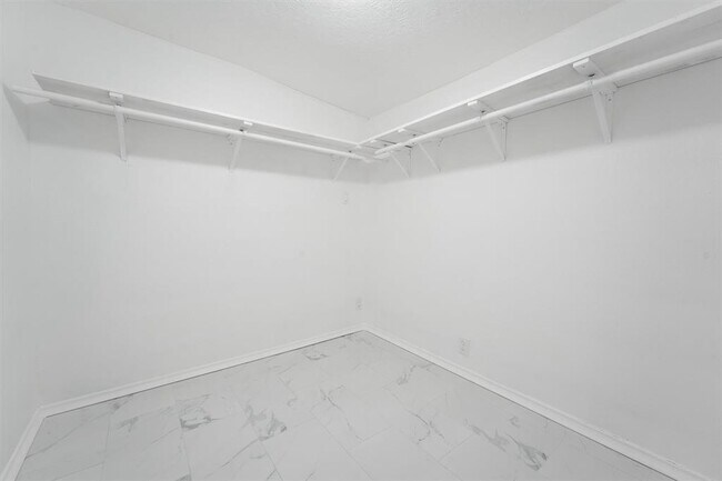 Building Photo - 606 Meadowlawn St