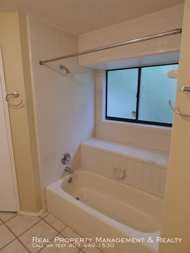 Building Photo - 3 BR / 2 BA In Hollowbrook