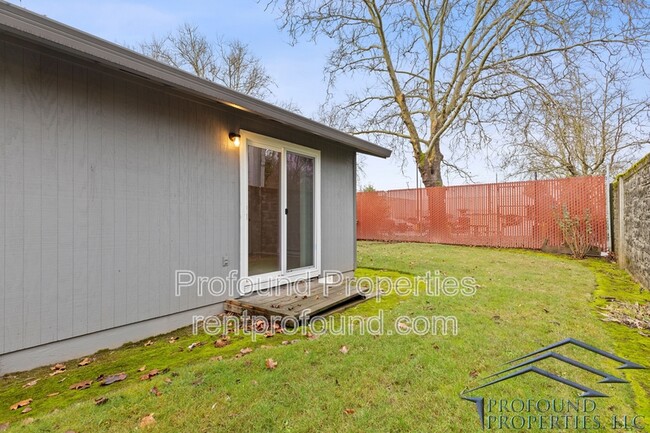 Building Photo - 221 SE 12th Ave