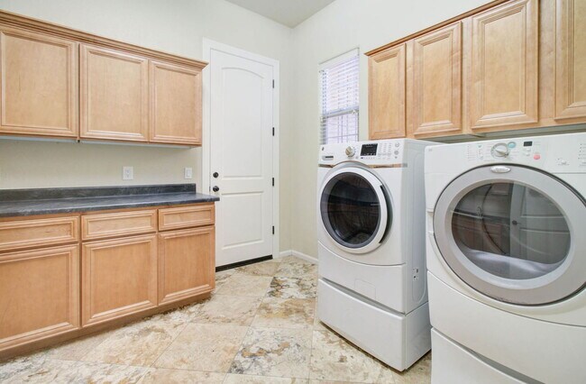 Building Photo - 9427 E Trailside View