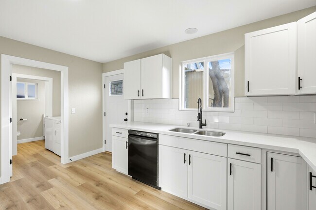 Building Photo - 2325 Yew St