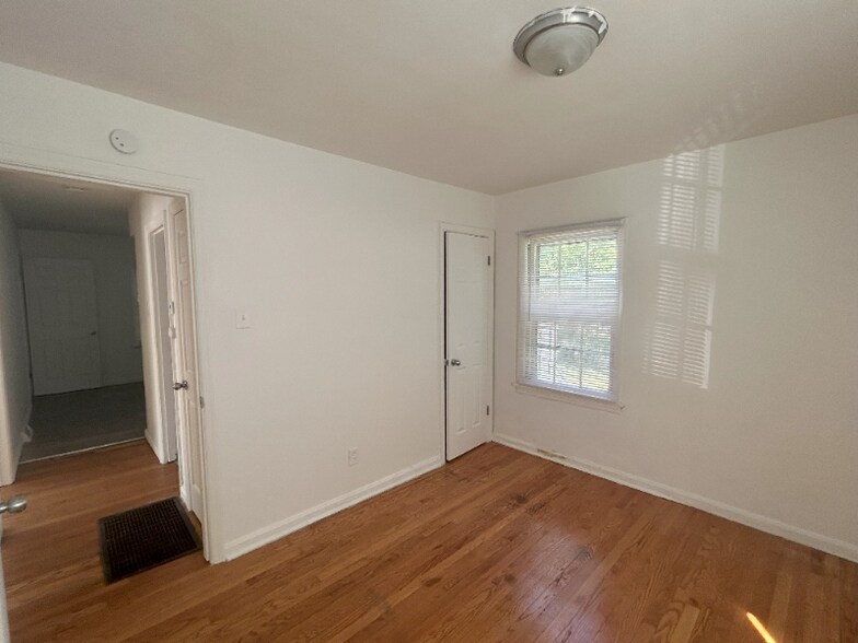 Building Photo - 8045 Busiek Ave