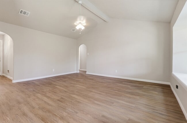 Building Photo - 4767 Beechaven St