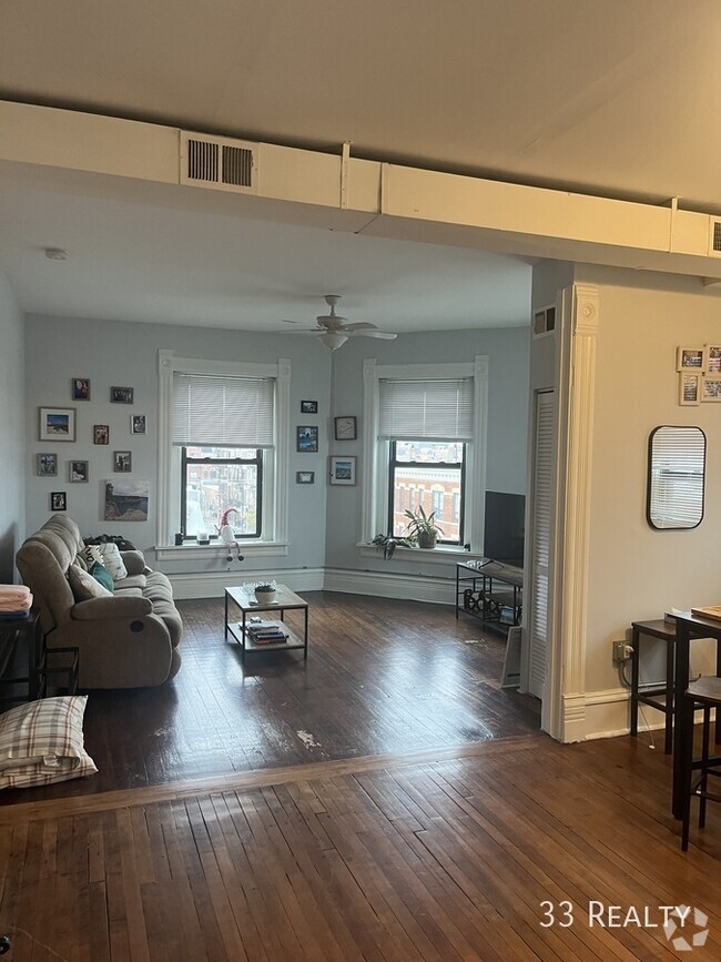 Building Photo - 1 Bed 1 Bath in the heart of Pilsen - Top ...