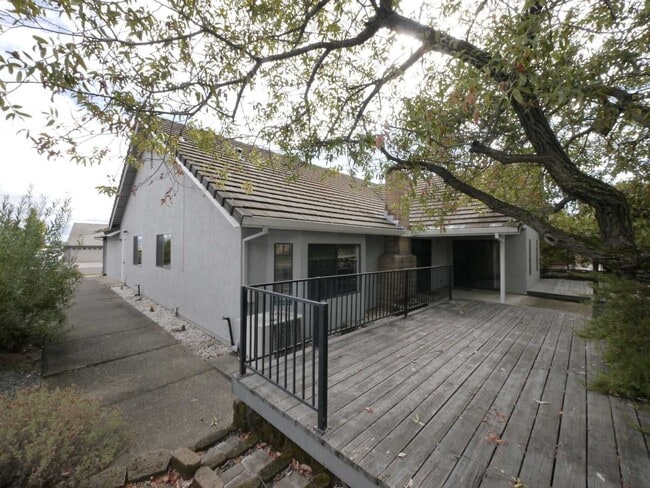 Building Photo - 110 Detert Ln