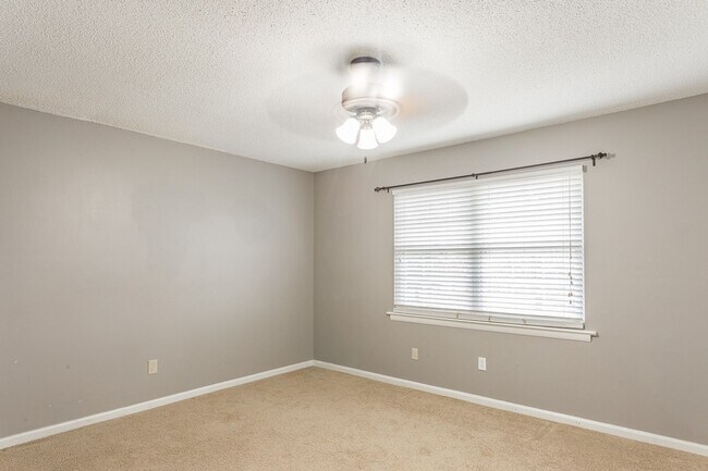 Building Photo - 4 Bedroom Rental in East Brainerd!