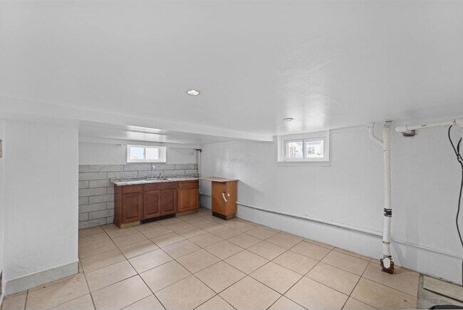 Building Photo - 2215 N Wood Ave