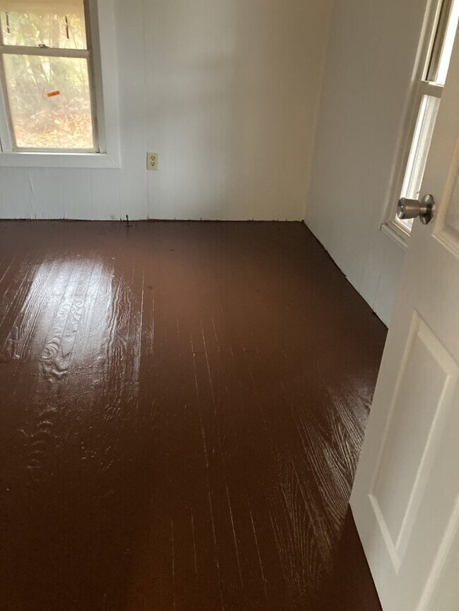 Building Photo - "Charming 2-Bedroom Retreat in Laurens - Your Cozy Haven Awaits!"