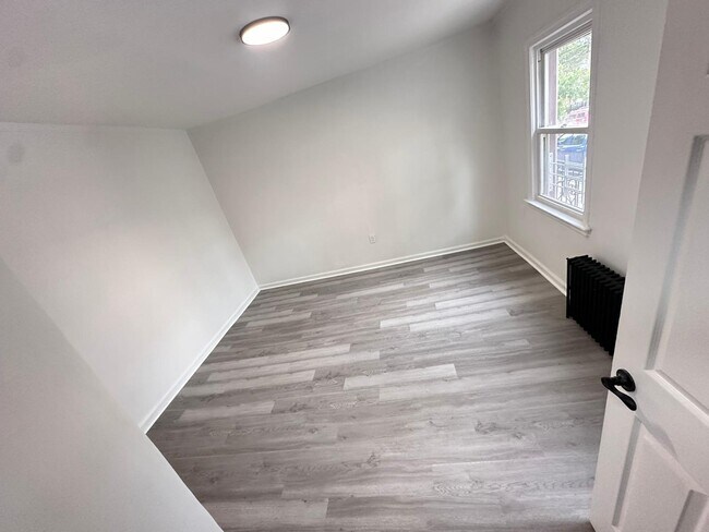 Building Photo - 109 S 7th Ave