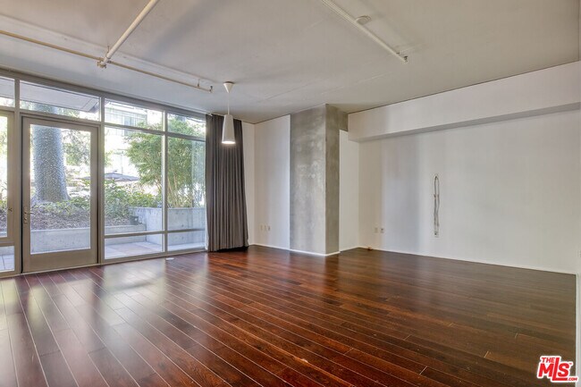 Building Photo - 1100 S Hope St