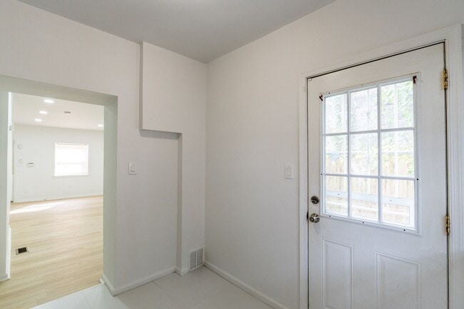Building Photo - Newly rehabbed with central air
