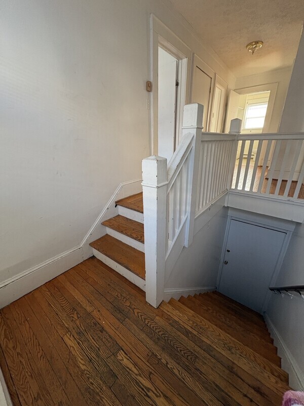 Building Photo - 916 College Ave