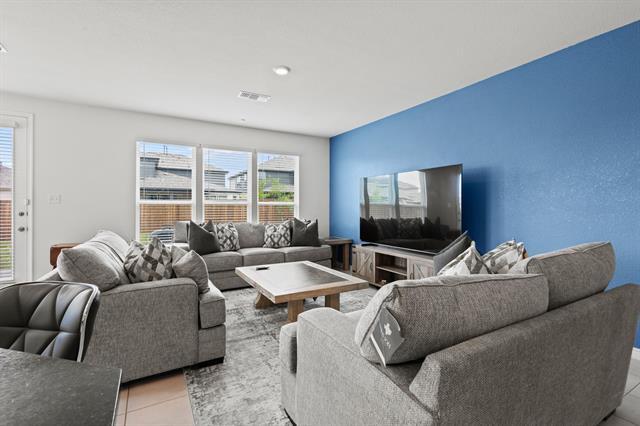 Building Photo - 925 West Dr