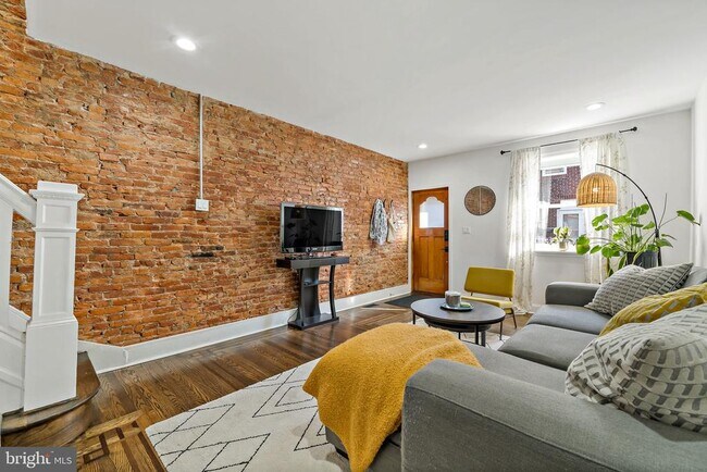 Building Photo - 2648 E Mayfield St