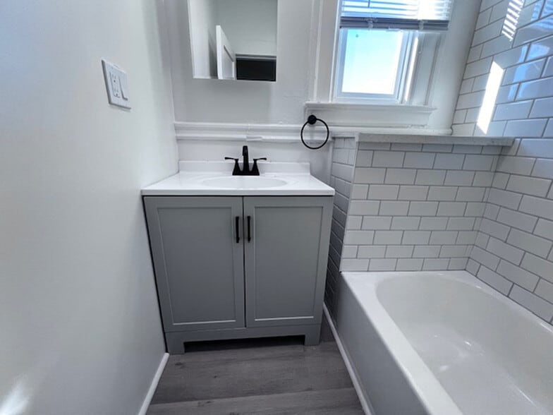 Building Photo - 709 32nd St