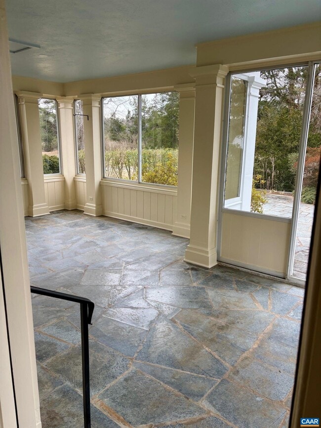 Building Photo - 800 Glendower Rd