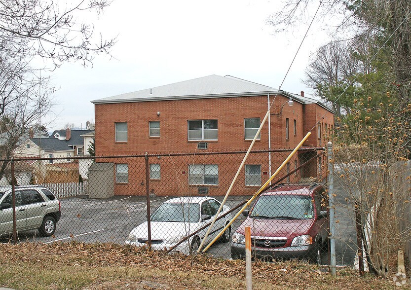 Building Photo - 32 E Main St